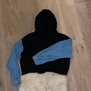 Cropped black sweatshirt with denim sleeves- M